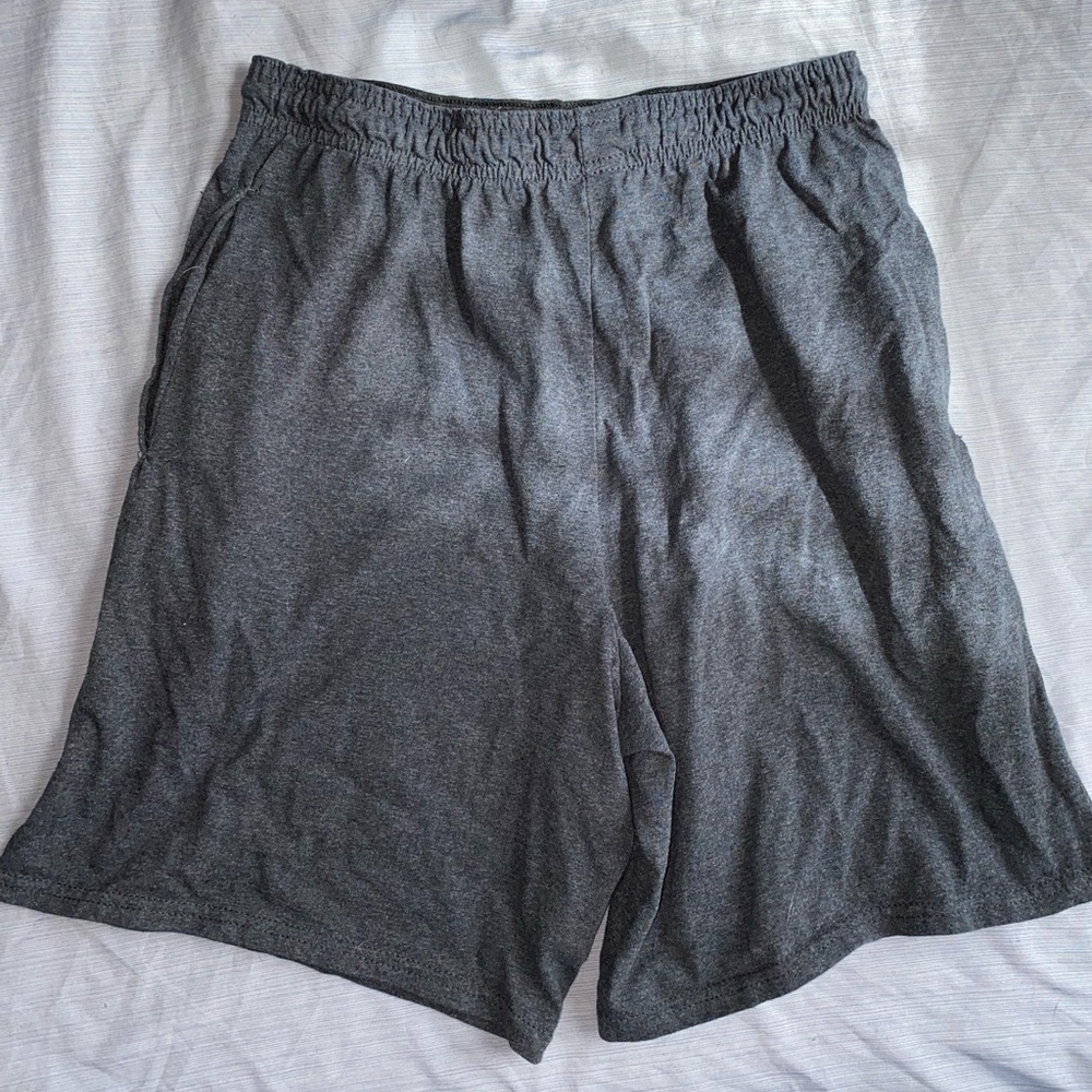 Men’s Medium Fruit of the Loom Shorts.